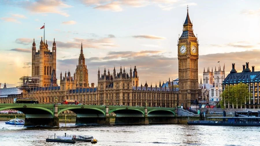 Tháp đồng hồ Big Ben - biểu tượng của du lịch nước Anh