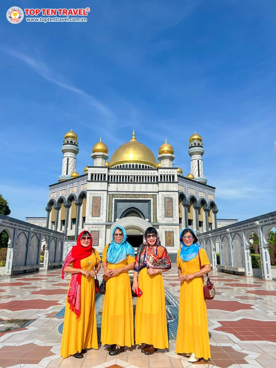 Khách nhà Top Ten Travel tham quan Nhà thờ Hồi giáo Jame Asr Hassanil Bolkiah ở Brunei 