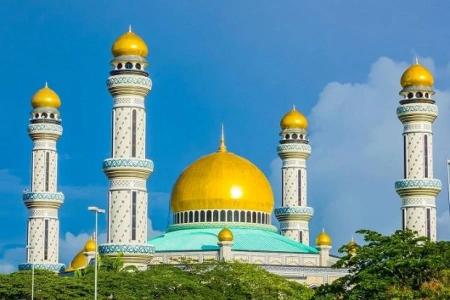 Nhà thờ Hồi giáo Jame Asr Hassanil Bolkiah nổi bật với bốn ngọn tháp cao vút nằm trên các mái vòm dát vàng