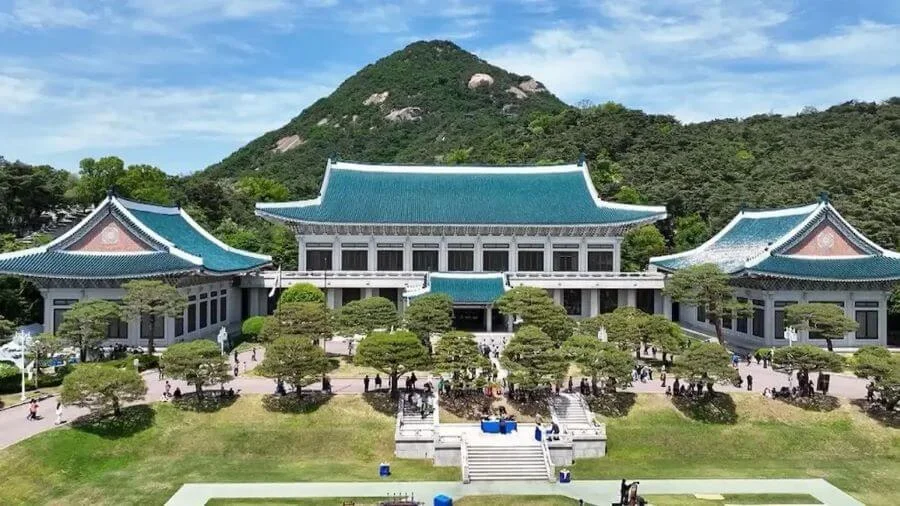 Với vẻ đẹp tráng lệ, lịch sử lâu đời và ý nghĩa sâu sắc, Nhà Xanh là một điểm đến không thể bỏ lỡ trong chuyến du lịch Hàn Quốc