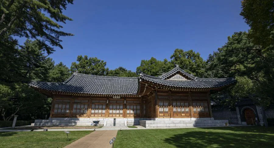 Sangchunjae là một ngôi nhà hanok truyền thống mang vẻ đẹp thanh bình và yên tĩnh