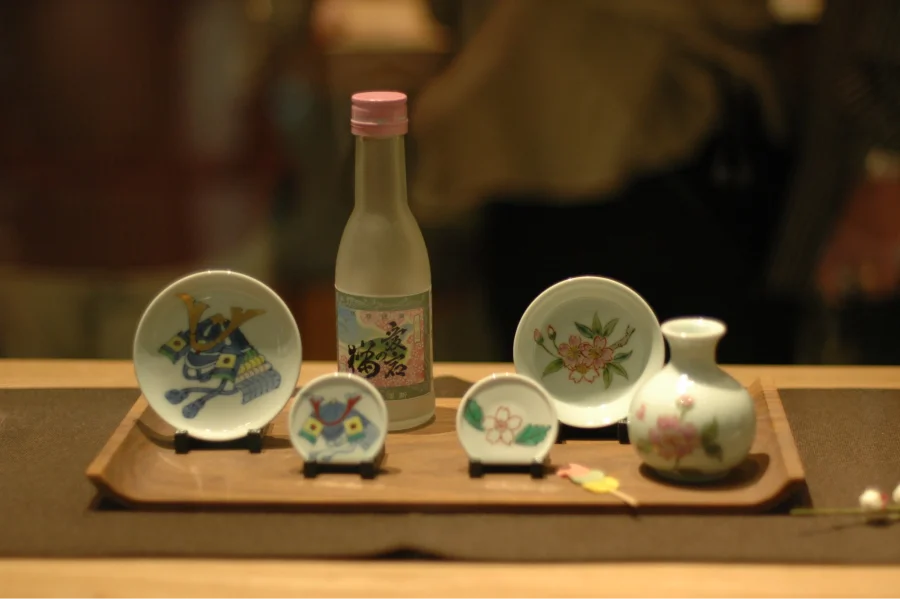 Sake, loại rượu truyền thống của Nhật Bản, được lên men từ gạo qua một quy trình vô cùng tinh xảo và phức tạp