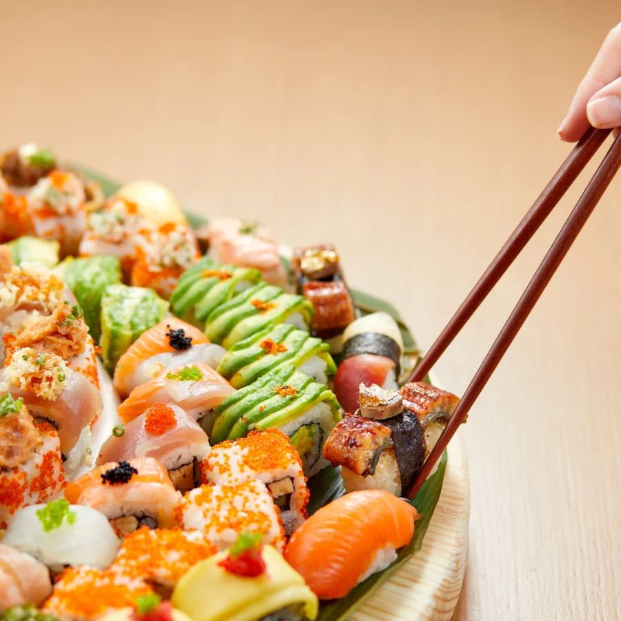 Từ những miếng nigiri sushi truyền thống với cơm nắm cuộn hải sản, đến những cuộn maki đầy màu sắc, mỗi loại sushi đều mang một hương vị và vẻ đẹp riêng biệt