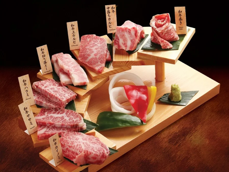 Đặc trưng của các loại thịt bò Nhật Bản cao cấp là tỷ lệ mỡ vân cẩm thạch phân bố đều đặn, tạo nên những đường vân đẹp mắt và hương vị thơm ngon, béo ngậy