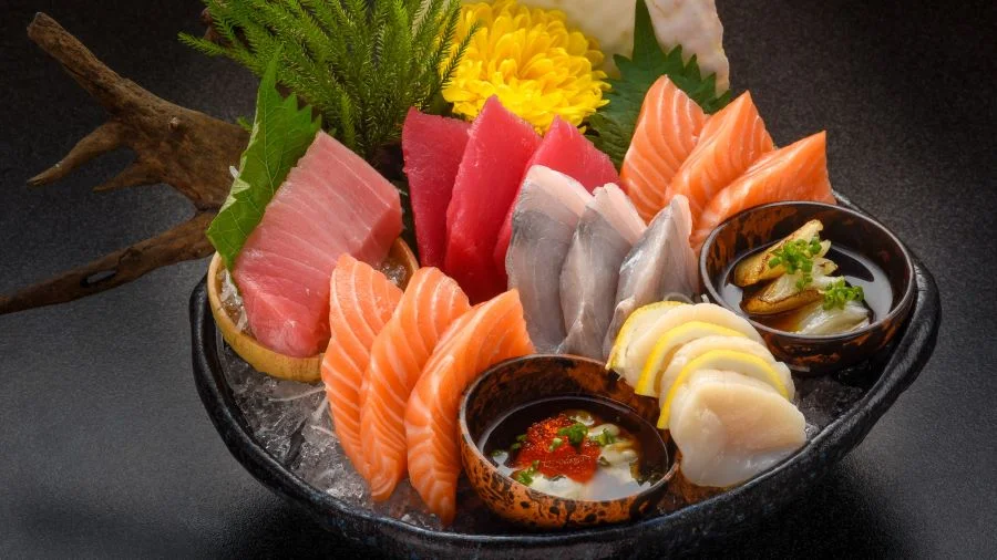 Sashimi xuất hiện như một đóa hoa nghệ thuật, khoe sắc rực rỡ giữa mâm cỗ trang trọng
