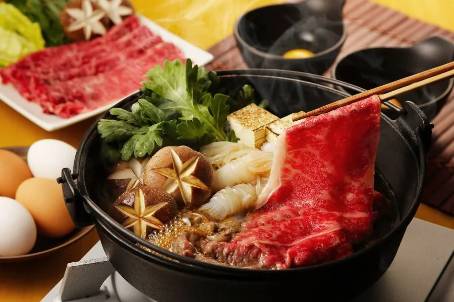 Nhắc đến ẩm thực Nhật Bản, nhất định không thể bỏ qua món lẩu Sukiyaki