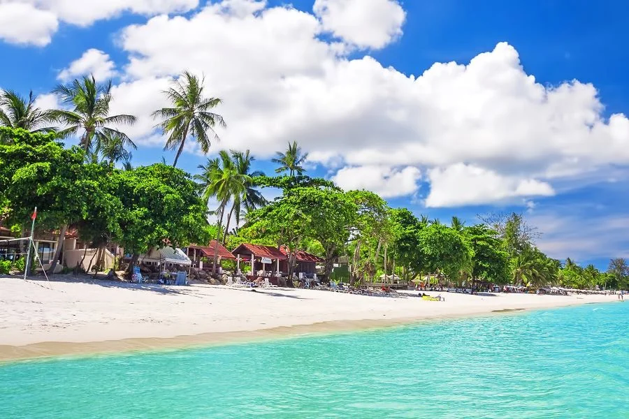 Vùng biển Chaweng nằm ở khu vực đông vui và nhộn nhịp bậc nhất Koh Samui 
