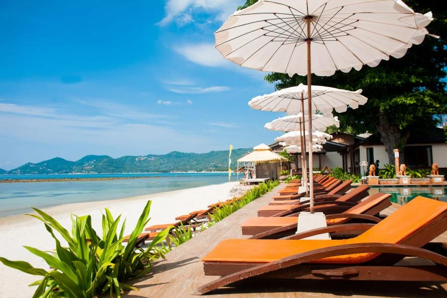 Biển Chaweng với đầy đủ những hoạt động giải trí, các môn thể thao và hàng quán tấp nập