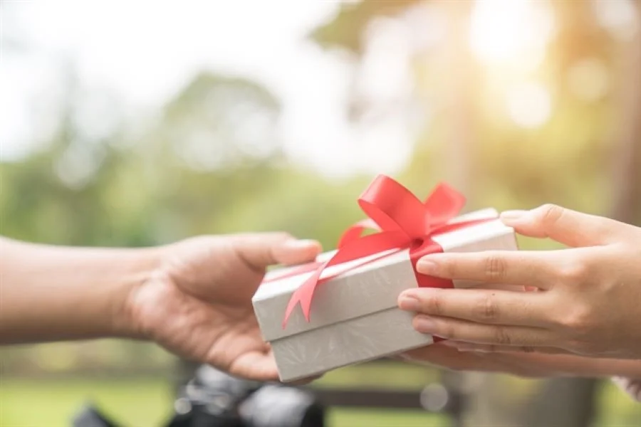 Tránh từ chối quà của người lớn tuổi bạn nhé!