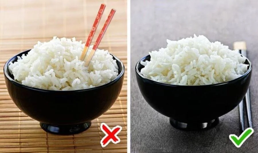 Cắm đũa vào bát cơm tại Hàn cũng được xem là hành vi không nên làm
