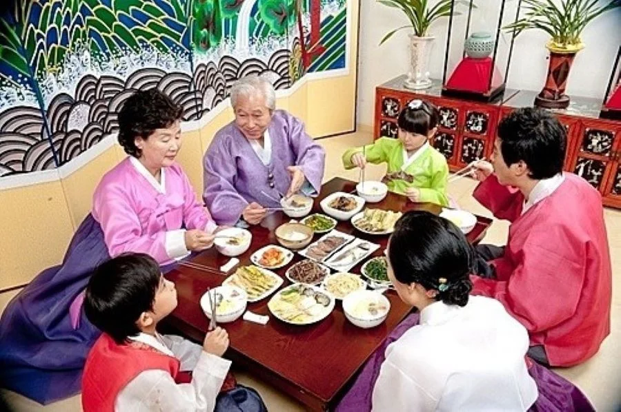 Đừng rời khỏi bàn ăn trước những người lớn tuổi