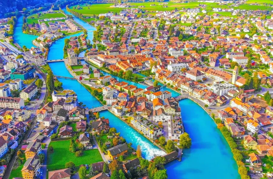 Thị trấn Interlaken  - một trong những điểm đến hấp dẫn bậc nhất trong các tour du lịch Thụy Sĩ