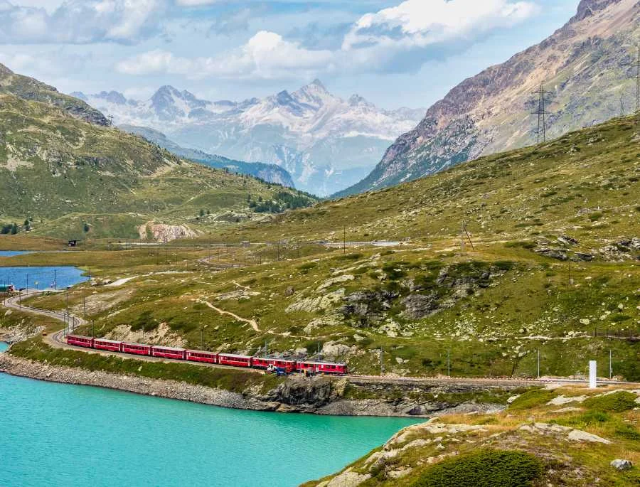 Glacier Express băng qua hơn 290 cây cầu và xuyên qua 91 đường hầm