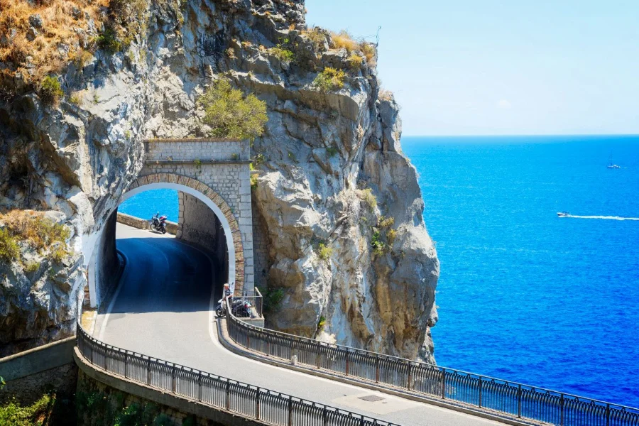 Cung đường Amalfi với vẻ đẹp hoang sơ và lãng mạn đã làm say đắm biết bao trái tim du khách