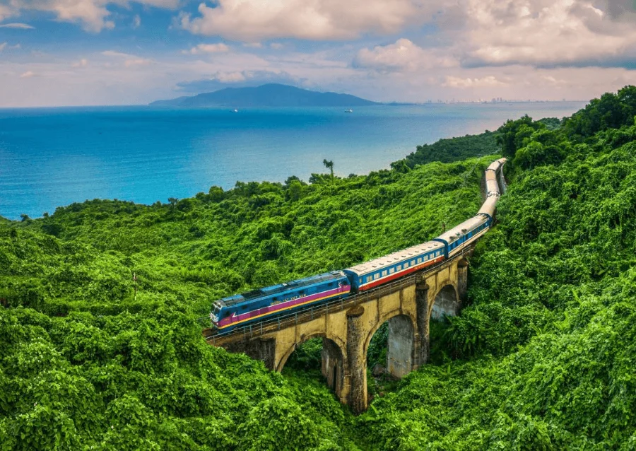 Huế - Đà Nẵng là một trong những cung đường sắt có khung cảnh đẹp mê hồn tại Việt Nam