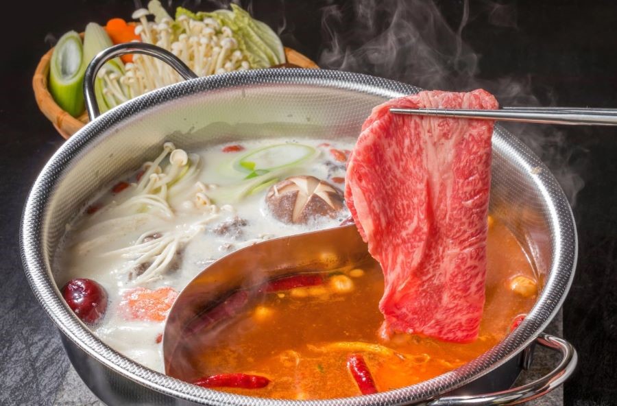 Còn gì bằng cảm giác quây quần cùng nhau bên nồi lẩu đang sôi sùng sục bạn nhỉ!