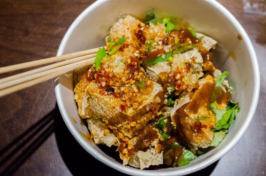 Đậu hũ thối - món ăn đường phố cực kỳ được yêu thích tại xứ Cảng Thơm