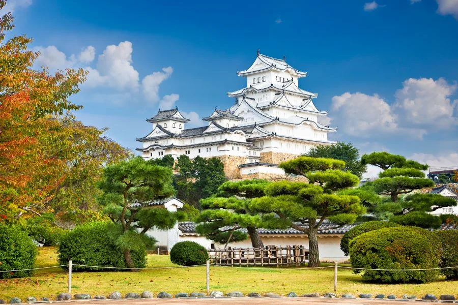 Lâu đài Himeji còn là nơi lưu giữ nhiều hiện vật lịch sử quý giá, tái hiện sinh hoạt và văn hóa của người Nhật Bản thời phong kiến