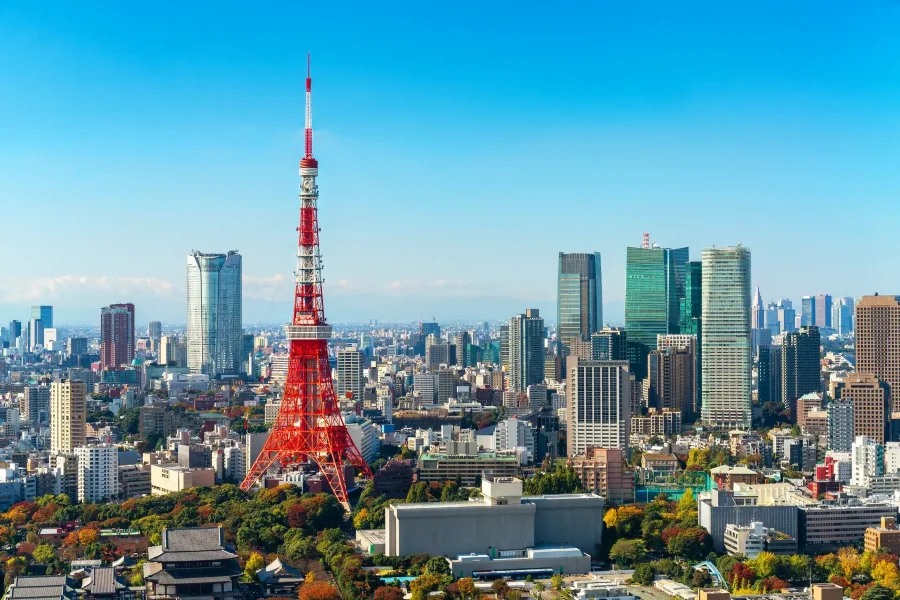 Tháp Tokyo Tower như một nàng thơ kiều diễm, khoác lên mình tấm áo đỏ rực rỡ, thu hút mọi ánh nhìn