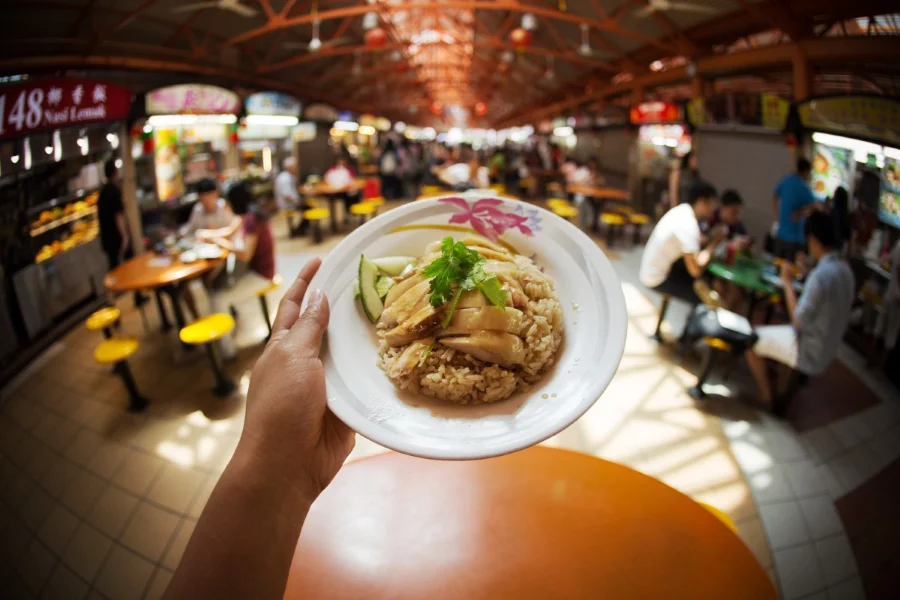 Chomp Chomp Food Centre tập trung hàng loạt các quầy hàng với đủ loại món ăn hấp dẫn