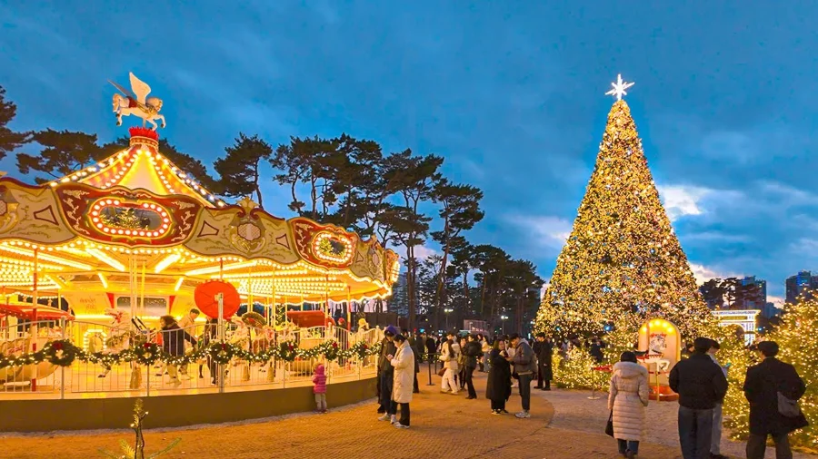 Lotte World, với vẻ đẹp lung linh huyền ảo, là một trong những địa điểm đón Giáng sinh đẹp nhất tại Seoul