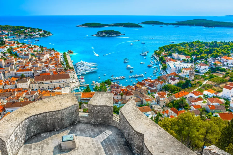 Hvar là một điểm đến không thể bỏ qua cho những ai yêu thích vẻ đẹp thiên nhiên và sự yên bình