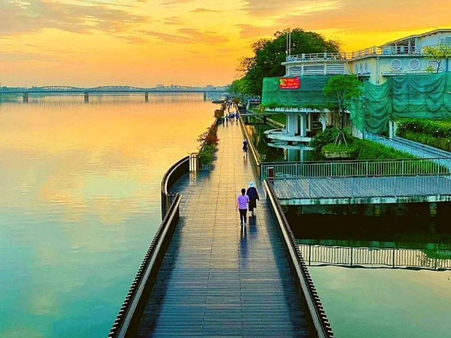 Cầu gỗ lim Huế bắt trọn toàn cảnh con sông Hương thơ mộng