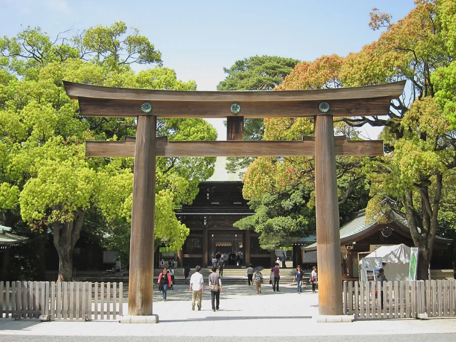 Nằm ẩn mình trong công viên Yoyogi xanh mát, đền Meiji là một trong những điểm đến miễn phí không thể bỏ qua khi đặt chân đến Tokyo