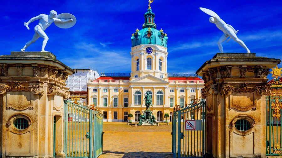 Cung điện Charlottenburg là cung điện lớn nhất và là một trong những điểm tham quan nổi tiếng nhất ở thủ đô Berlin