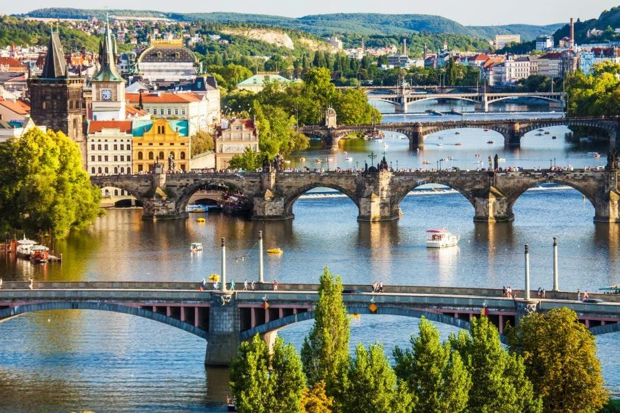 Cầu Charles là cây cầu nối liền khu vực lâu đài Praha và khu vực phố cổ Old Town