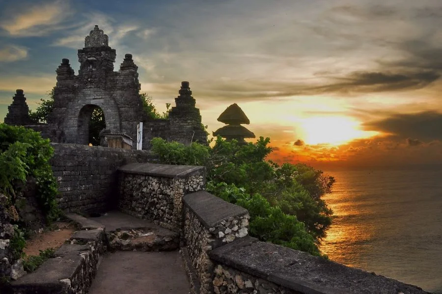 Khám phá Đền Uluwatu cổ kính, được xây dựng vào những năm khoảng thế kỉ thứ X