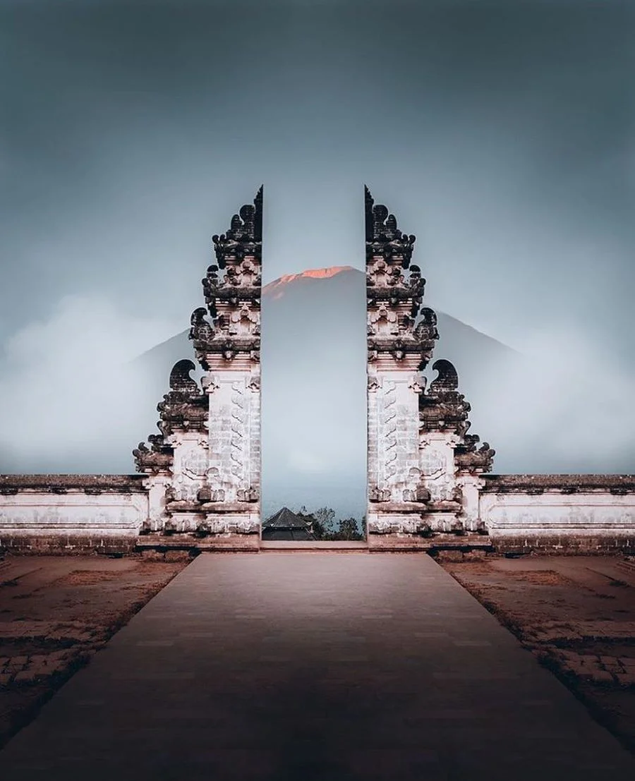 Đền Cổng Trời Lempuyang nổi tiếng bởi sở hữu một cánh cổng tựa như mở đường lên trời