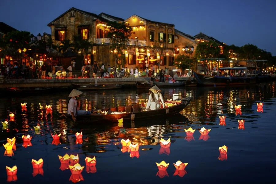 Hoạt động thả hoa đăng vô cùng ấn tượng