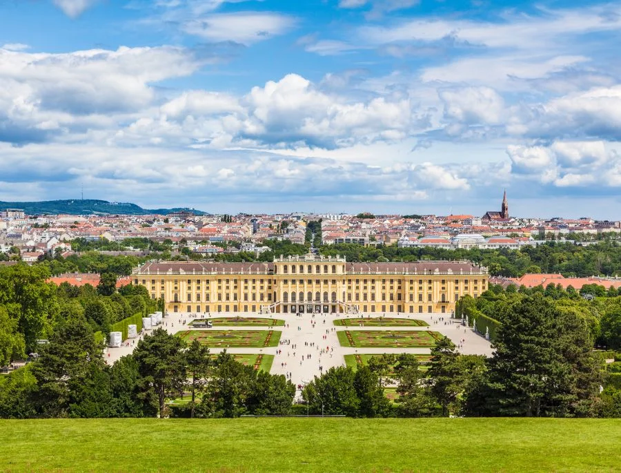 Schönbrunn Palace là một trong những điểm đến nổi tiếng nhất của Vienna và là một biểu tượng của Áo