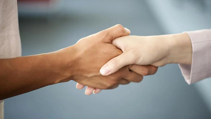 Bắt tay, một cử chỉ tưởng chừng đơn giản nhưng lại ẩn chứa nhiều quy tắc ngầm trong văn hóa Indonesia mà bạn cần chú ý