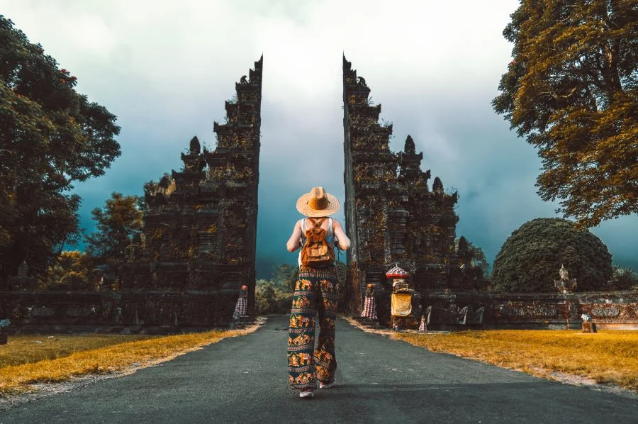 Bạn nên ưu tiên lựa chọn những trang phục lịch sự, kín đáo để đi du lịch tại Indonesia