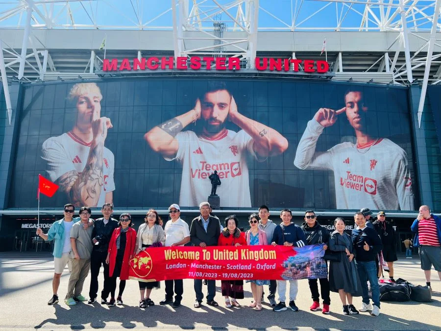 Đoàn khách nhà Top Ten Travel tham quan check-in tại sân vận động Old Trafford
