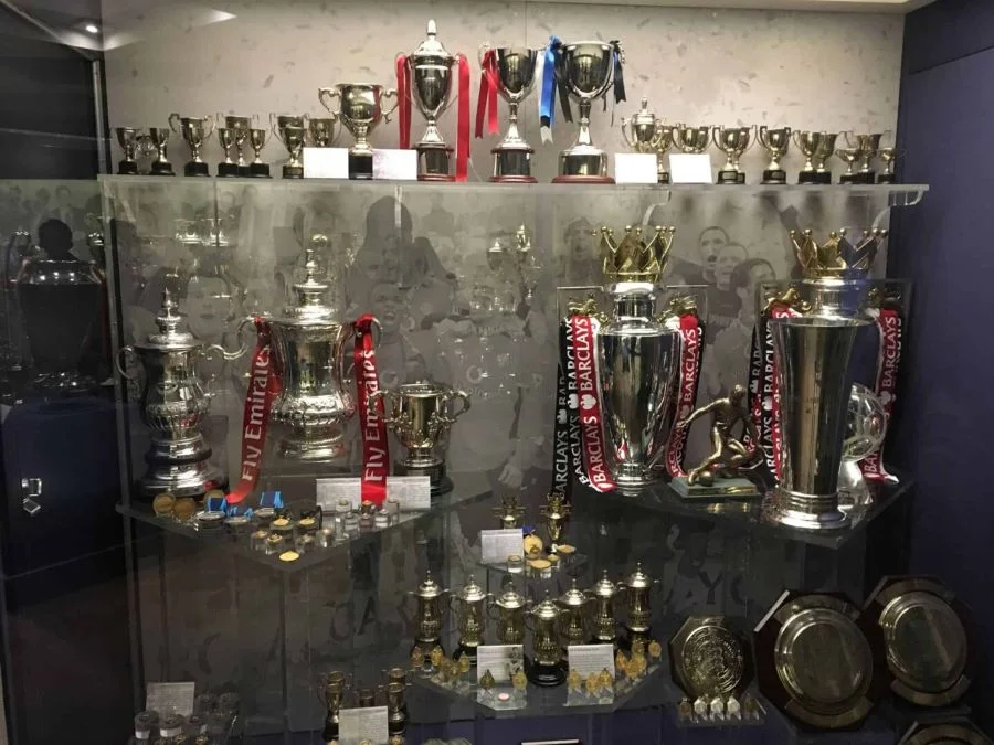 Trophy Room - nơi trưng bày những chiếc cúp vô địch của Quỷ đỏ Manchester United