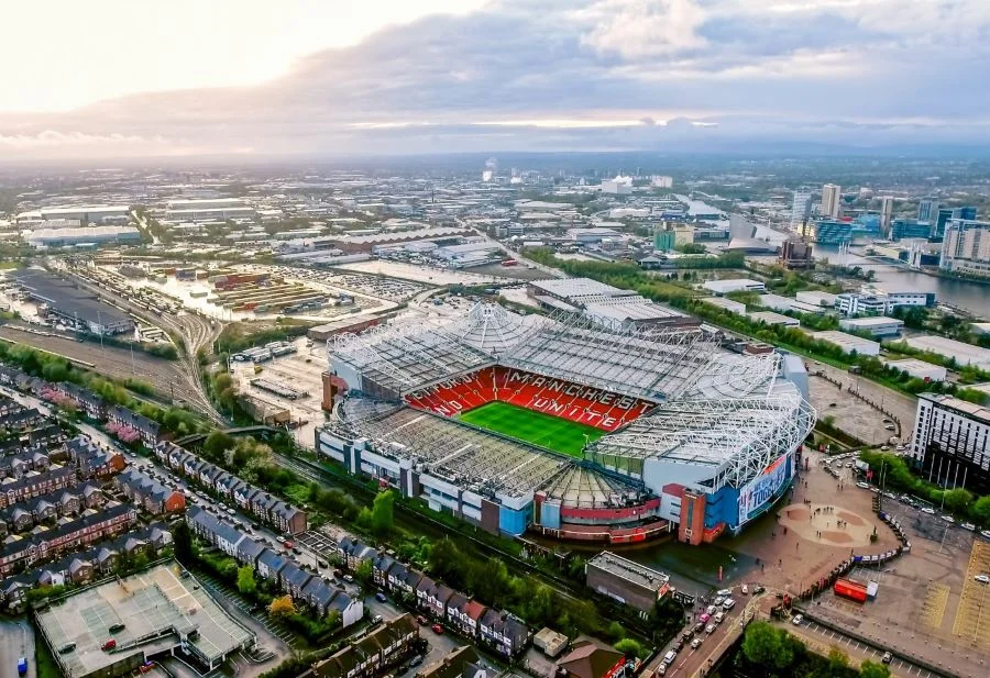 Old Trafford với sức chứa khổng lồ là sân vận động bóng đá lớn thứ 2 ở Anh