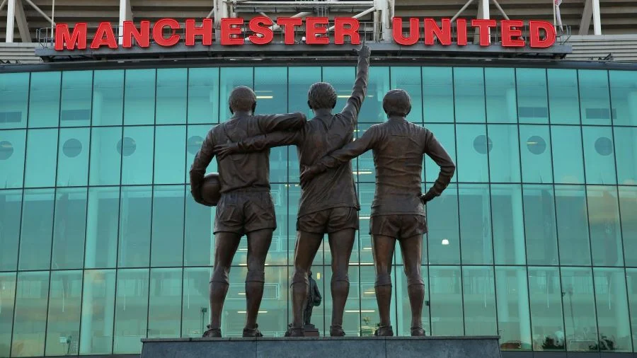 Bức tượng United Trinity khắc họa ba tài năng bóng đá hàng đầu thế kỷ trước