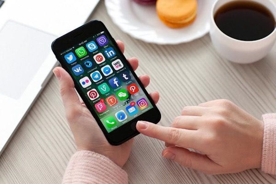 Điện thoại là một vật dụng không thể thiếu khi đi du lịch
