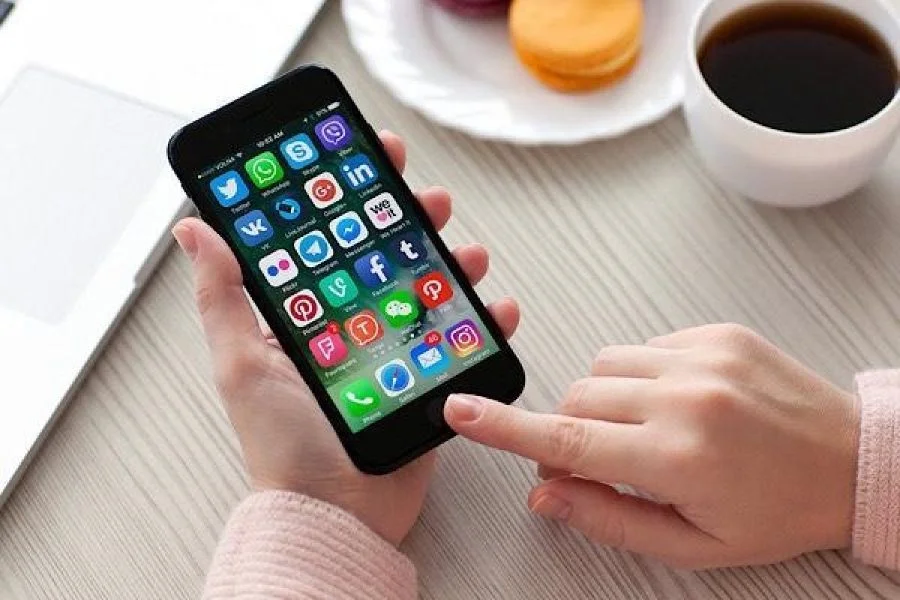 Điện thoại là một vật dụng không thể thiếu khi đi du lịch