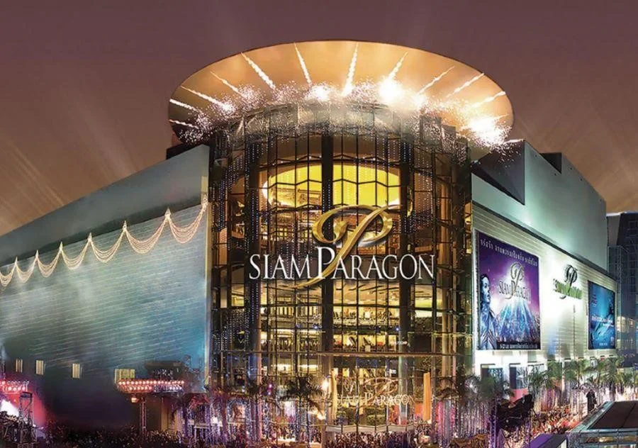 Siam Paragon tại Bangkok chính là một trung tâm thương mại và sở hữu màn hình chiếu lớn nhất tại Châu Á
