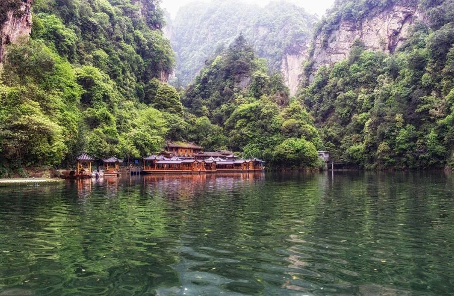 Hồ nước nhân tạo Bảo Phong yên ả tại Trương Gia Giới