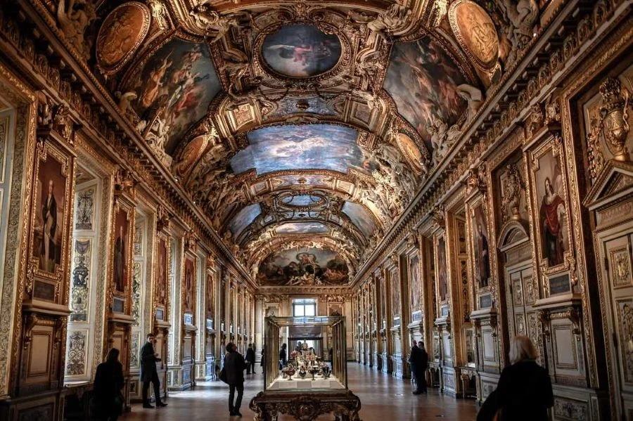 Louvre - nơi trưng bày những tác phẩm nghệ thuật nổi tiếng nhất mọi thời đại
