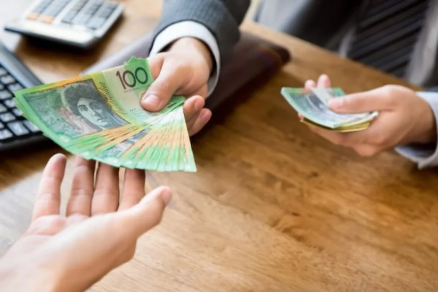 Úc có loại tiền tệ chính thức là Đô la Úc (AUD)