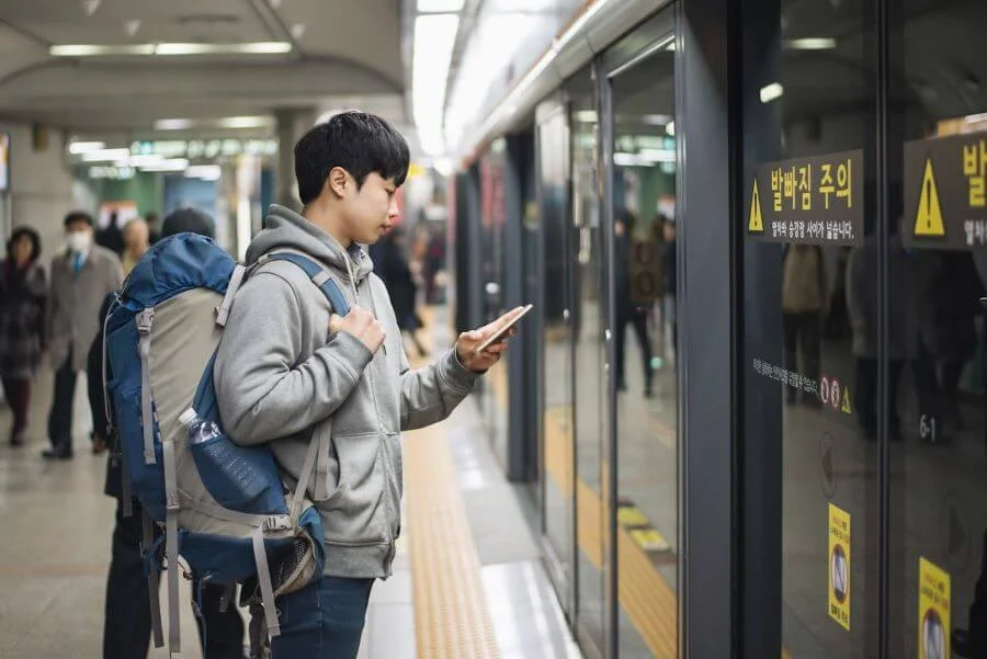 Tàu điện ngầm không chỉ là phương tiện giao thông công cộng, mà còn là một phần không thể thiếu trong cuộc sống của người dân Seoul