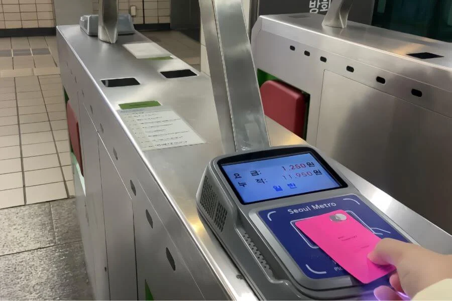 Muốn du lịch Seoul bằng tàu điện ngầm, bạn nhất định phải có một chiếc thẻ T-money