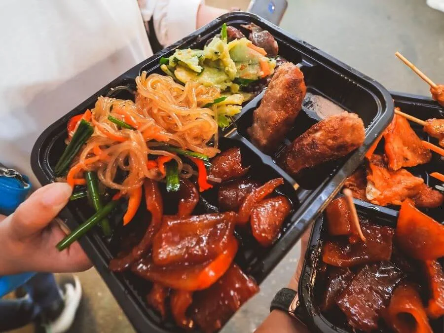 Các nhà ga tàu điện ngầm tại Seoul còn là điểm đến hấp dẫn để bạn thưởng thức những món ăn thơm ngon nổi tiếng tại địa phương