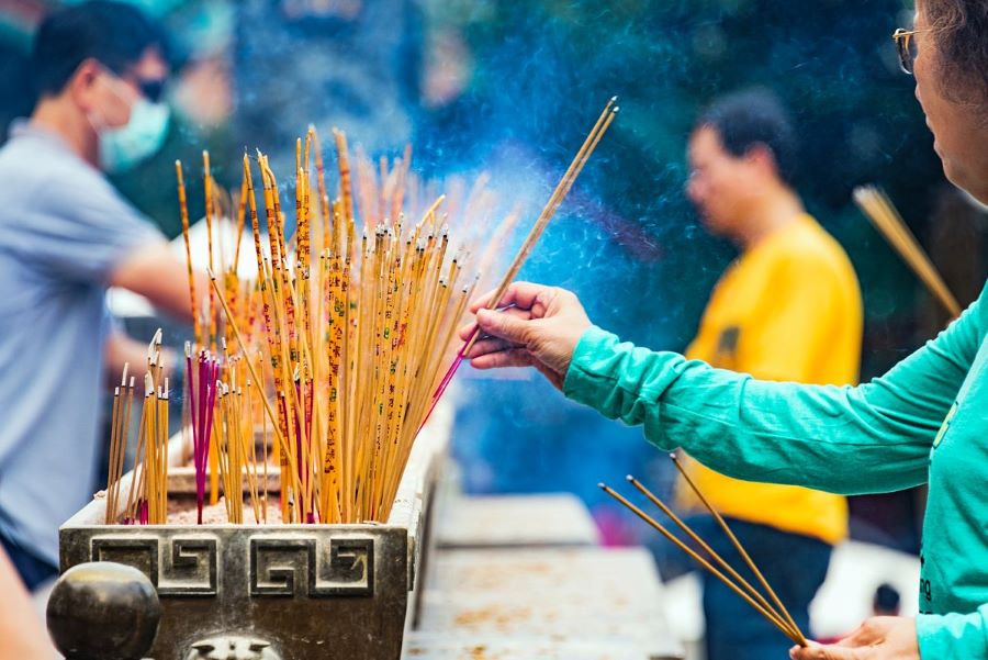Đến 95% là người Trung Quốc, do đó, người dân tại đây chủ yếu đều theo Phật Giáo